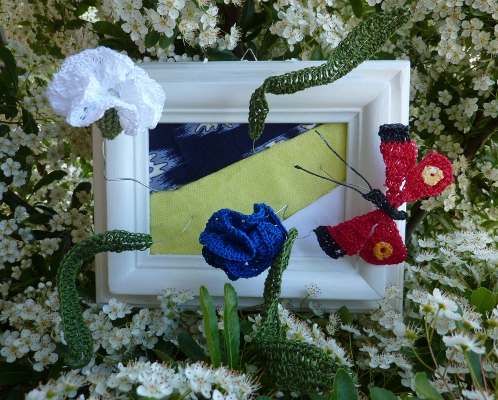 Quadro 3D con fiori e farfalla all'uncinetto