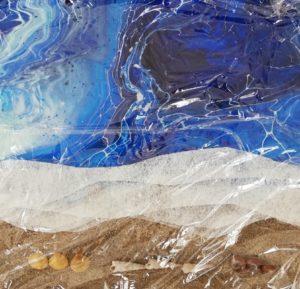 collage del mare visto dall'altro con pouring conchiglie sabbia plastica